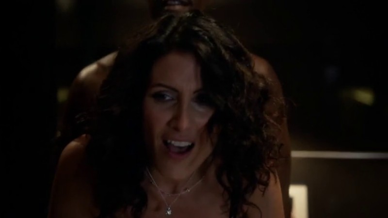 Lisa Edelstein sexy kissing – House of Lies s02e05 (2013)